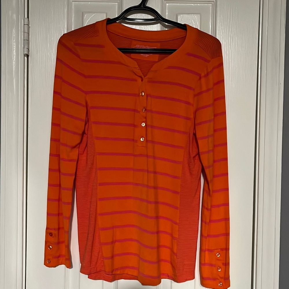 Woman’s long sleeve Green Source shirt size M Color orange.